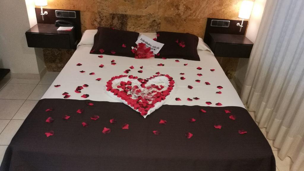 Forfait Romantique (Pétales et Chocolats) - Chambre Double ou Lits Jumeaux Standard