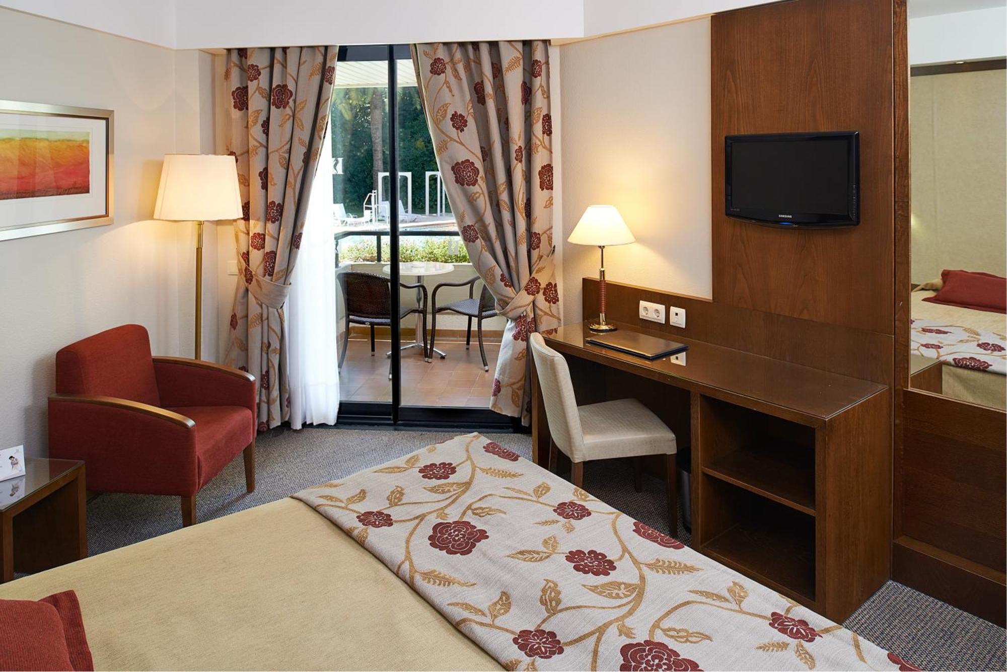 Twin Room with Swimming Pool View (2 Adults),688066983:JPEG