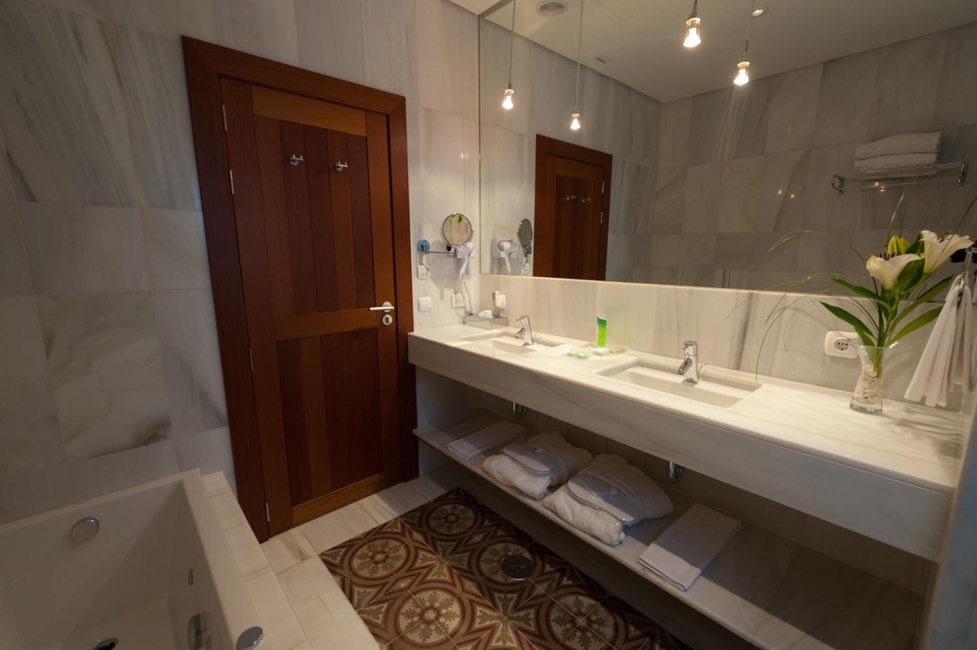 Premium Quadruple Room,733179892:JPEG