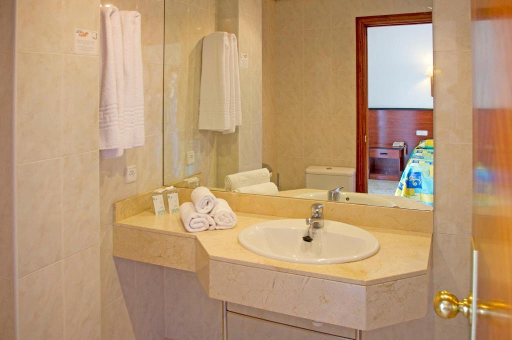 Twin Room,693085692:JPEG