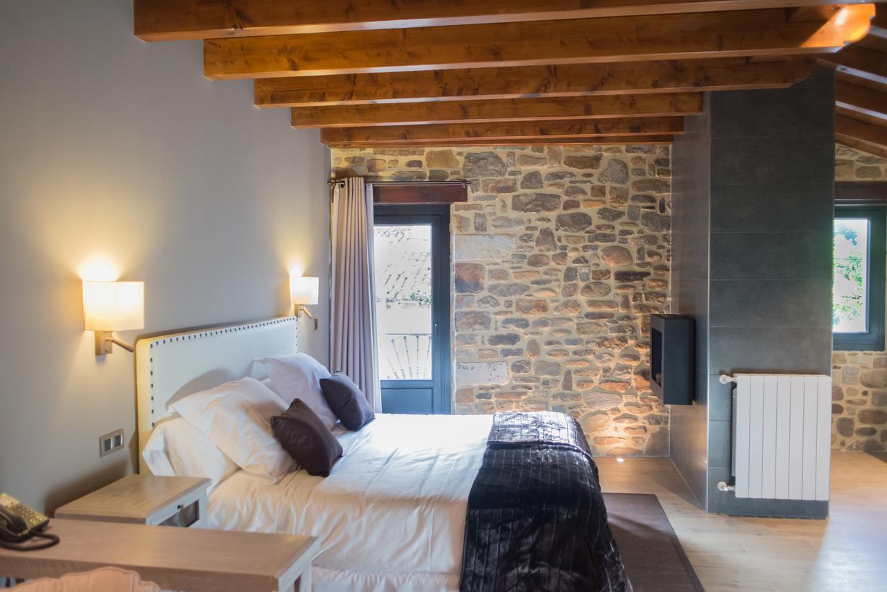 Estudio con cama extragrande y sofá cama
