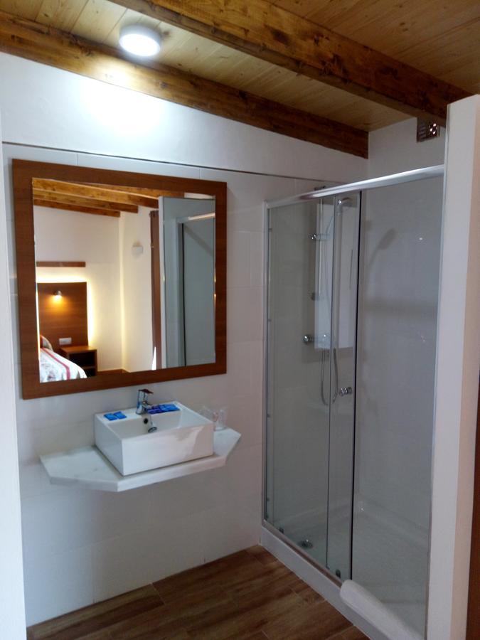 Habitación con cama extragrande y balcón