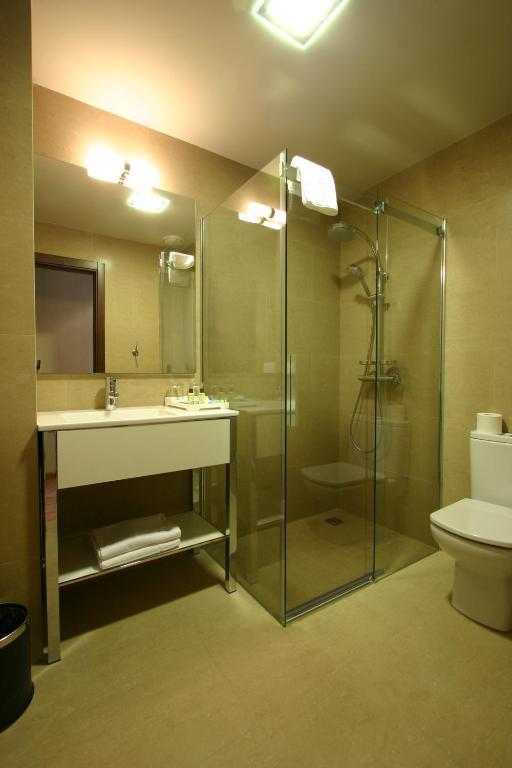 Double or Twin Room with Extra Bed,63467926:JPEG
