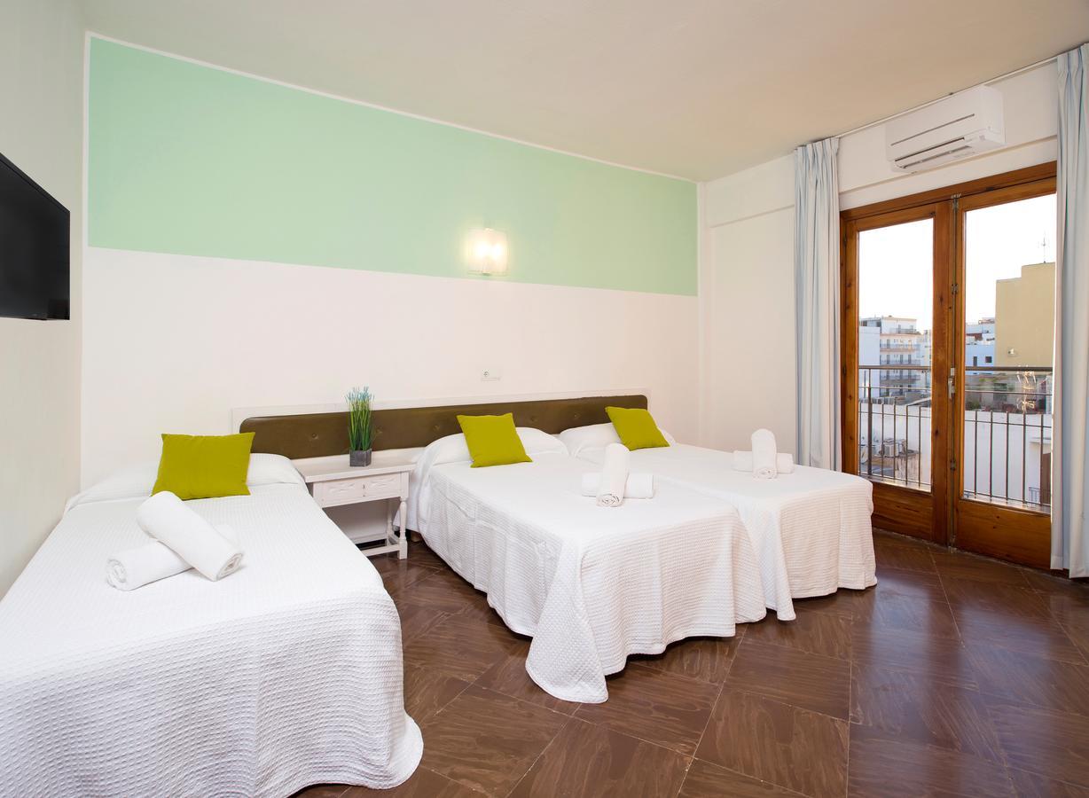 Triple Room with air conditioning and balcony