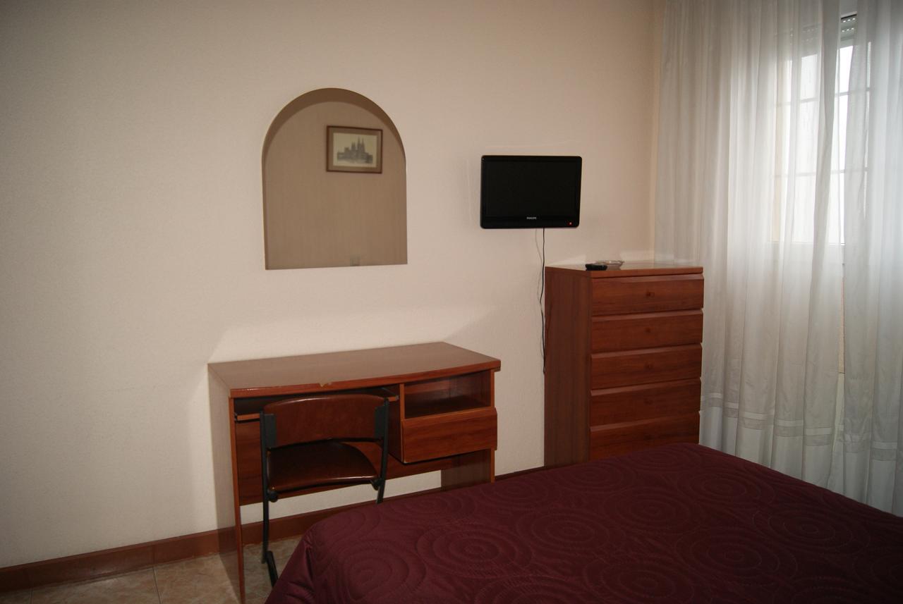Habitación con cama grande
