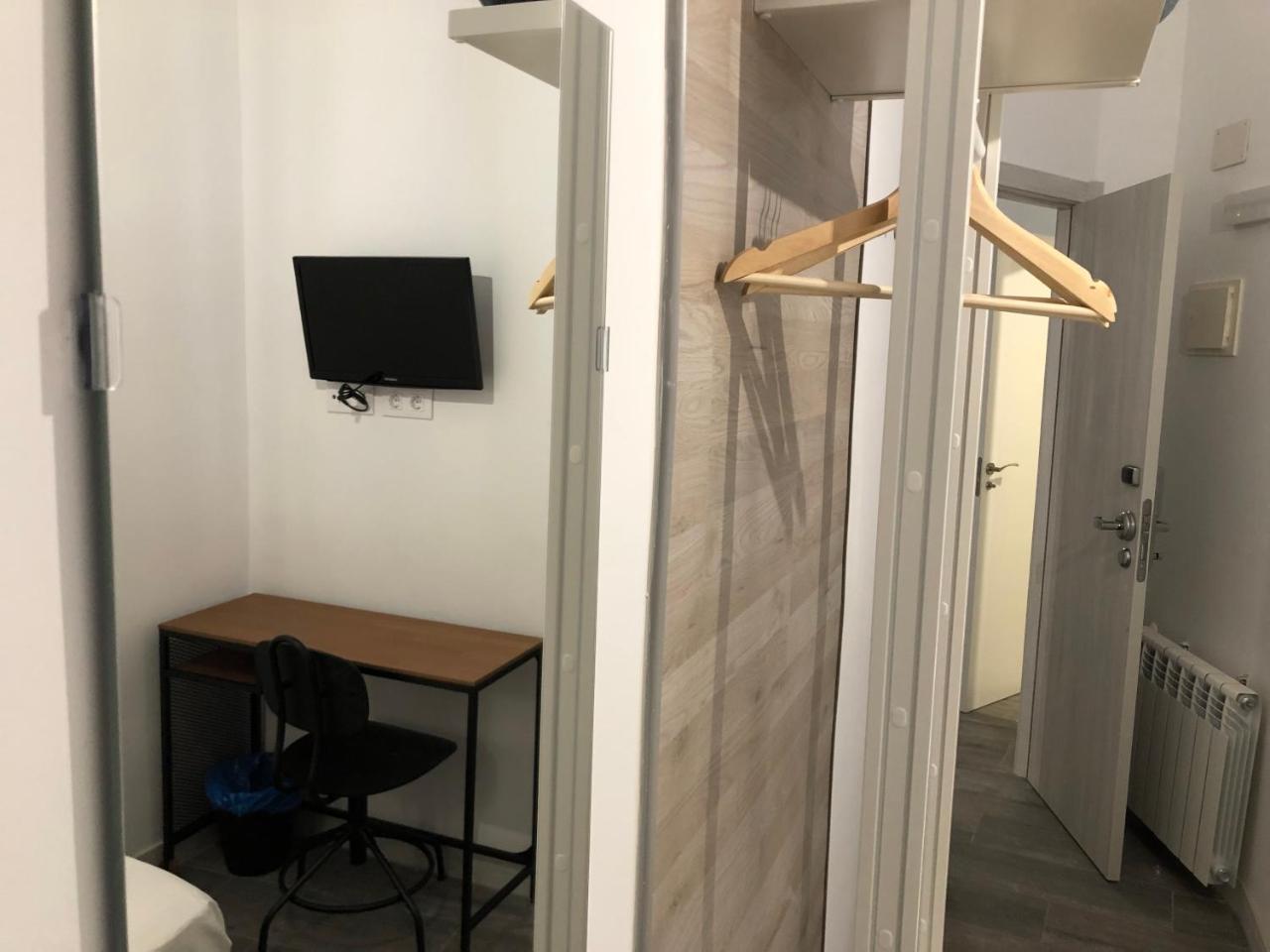 Habitación Individual Económica con baño compartido