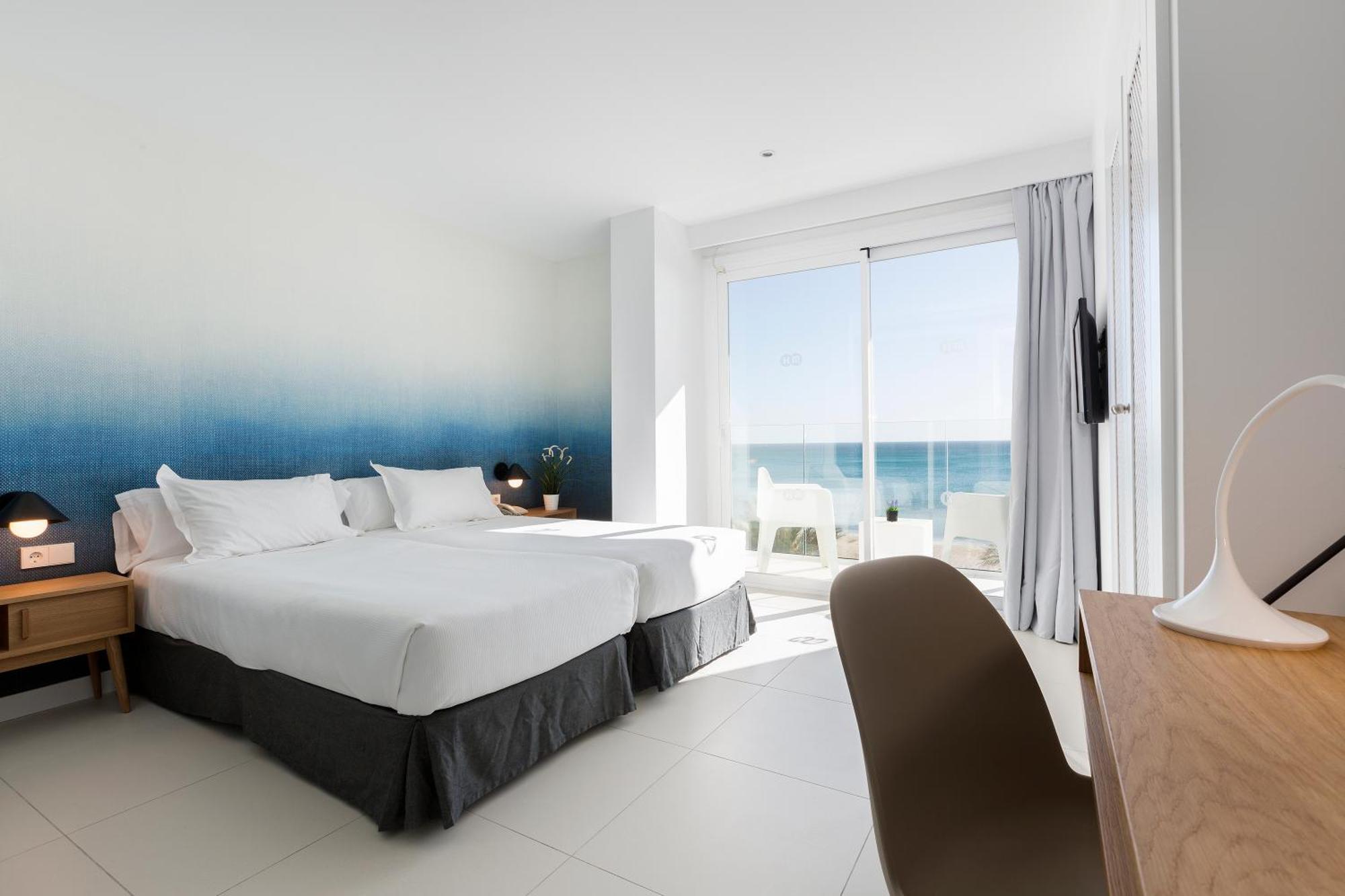 Tweepersoonskamer met 2 Aparte Bedden. Uitzicht op Zee en Balkon