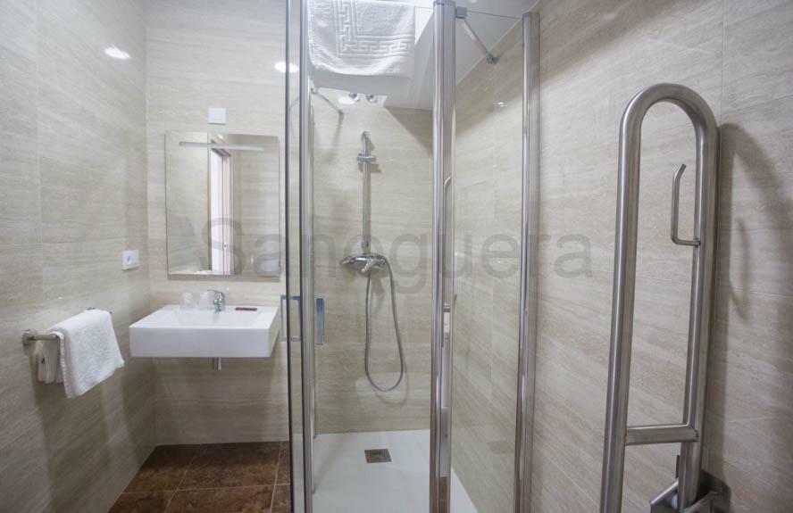 Habitación adaptada para personas con movilidad reducida - Cama grande