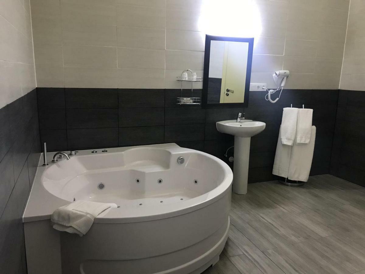 Habitación con cama grande y bañera de hidromasaje