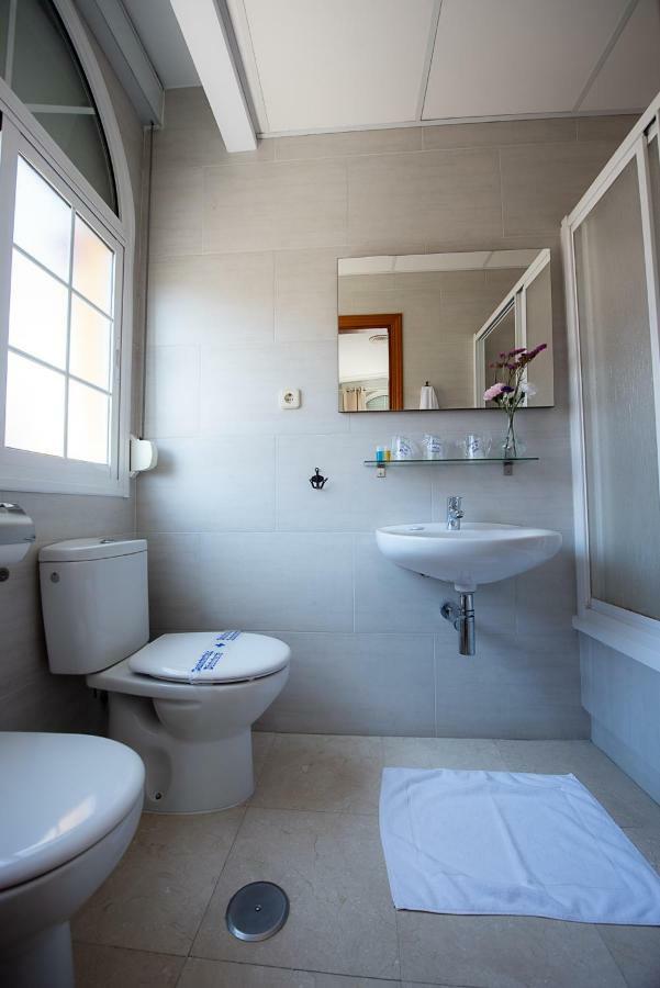 Chambre Lits Jumeaux avec Lit d'Appoint et Salle de Bains Privative
