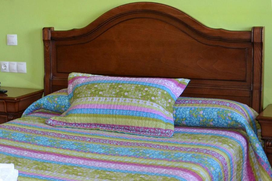 Habitación con cama grande