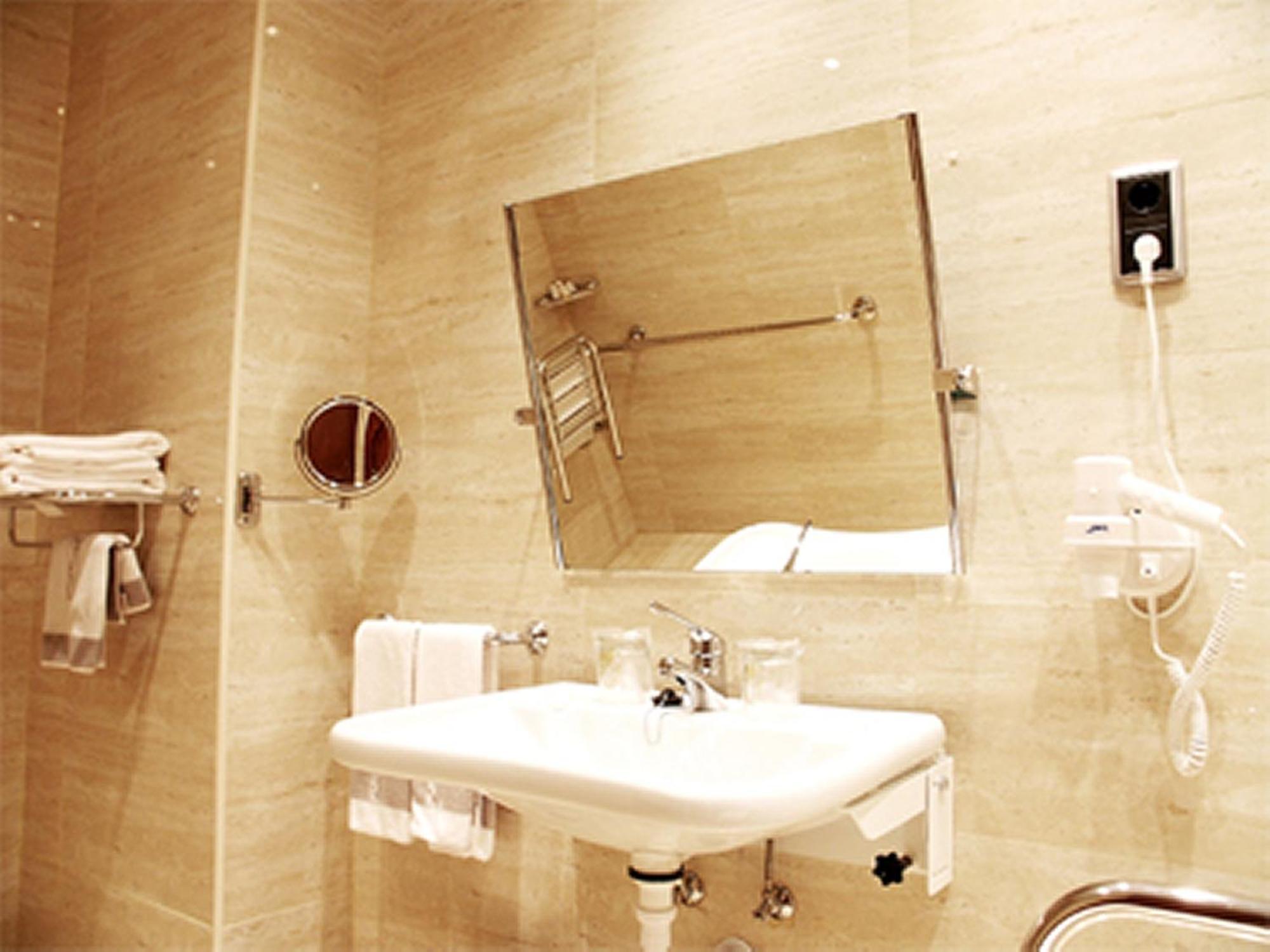Double or Twin Room Disabled Access,697089780:JPEG
