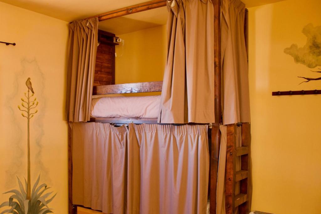 Cama en habitación compartida con 4 camas