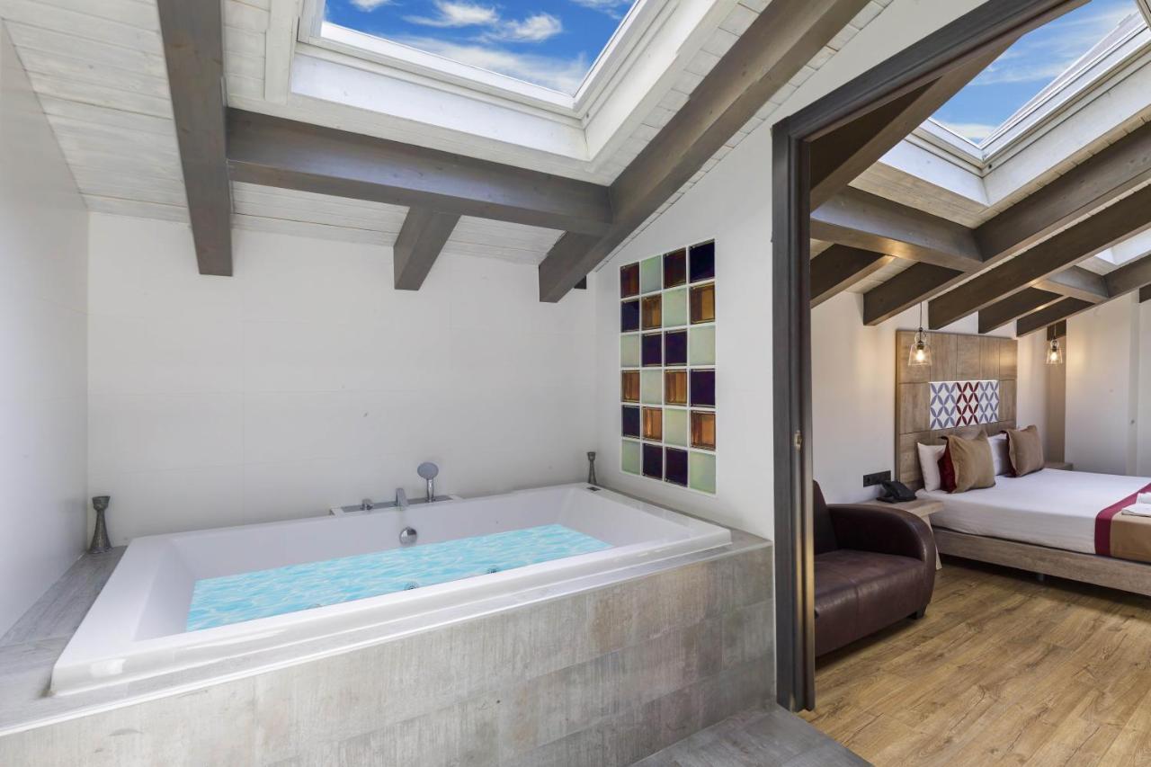 Double Room with Spa Bath,140229792:JPEG