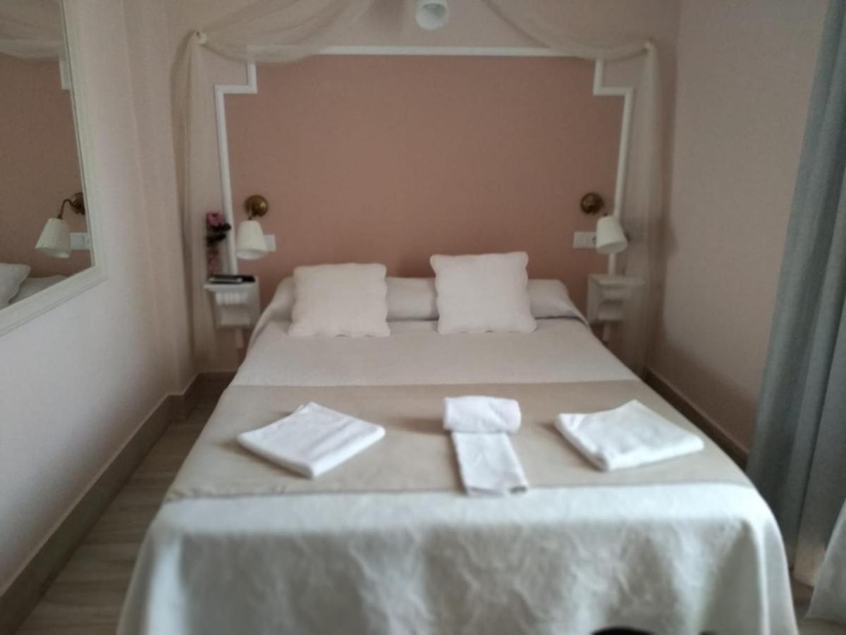 Habitación con cama extragrande.