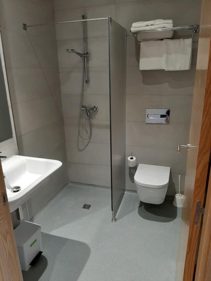 Habitación con cama grande