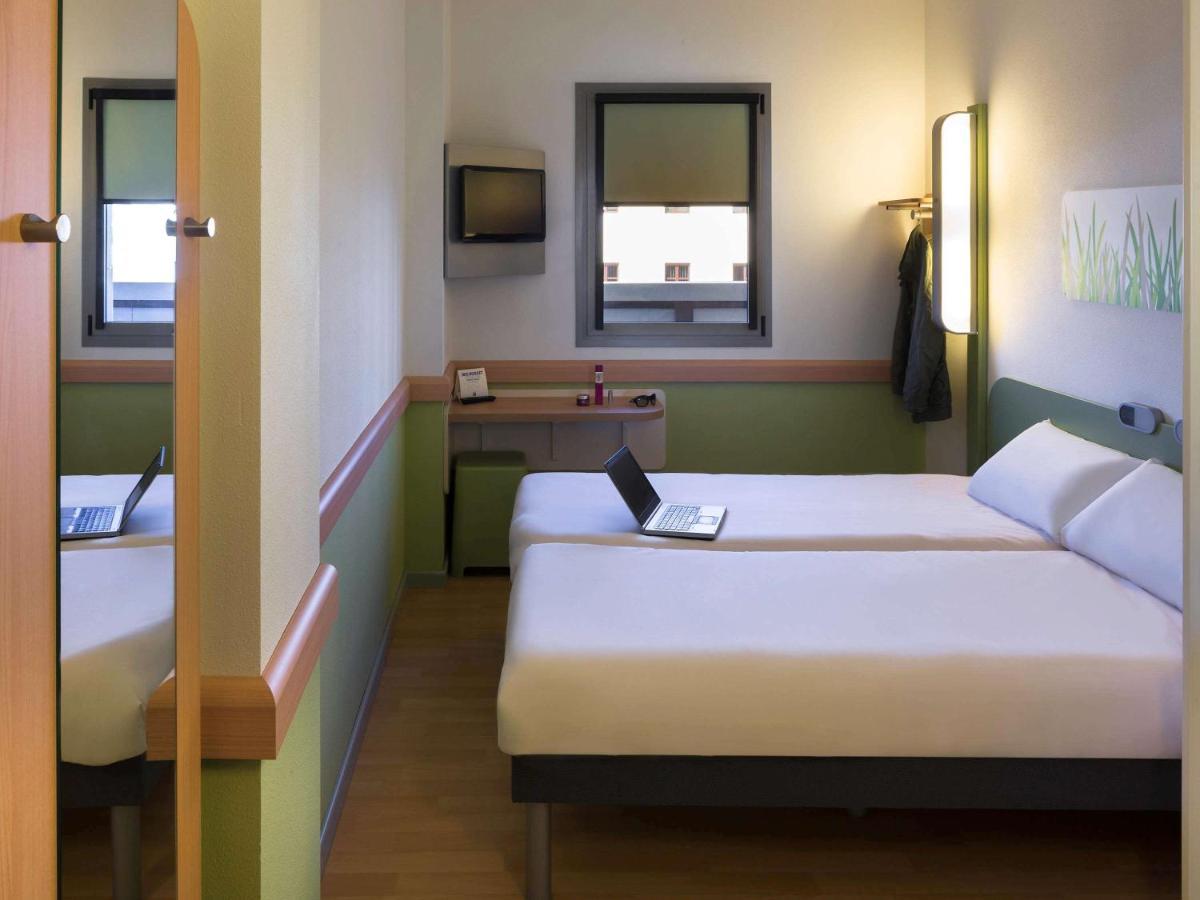 Twin Room,1704970667:JPEG
