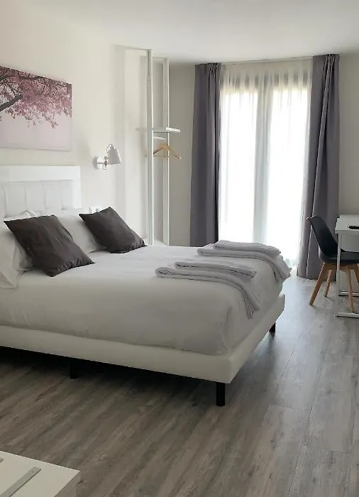 Hostal Comfort Suites-1