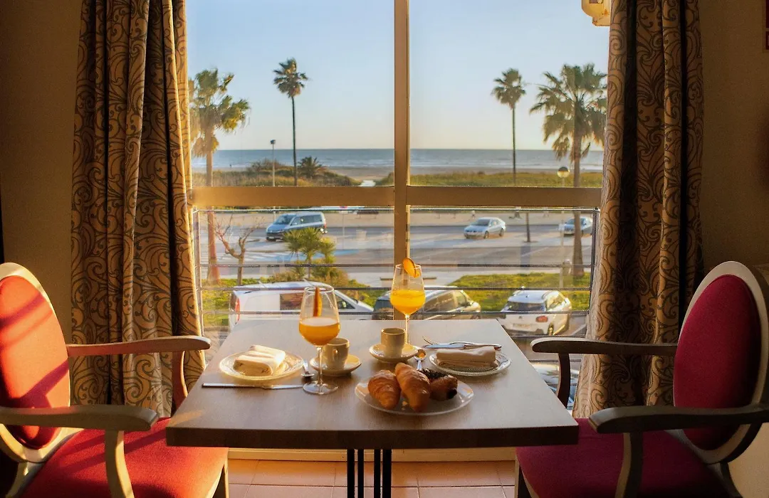 Hotel Playa Conil - Beachfront Studios & Suites-1