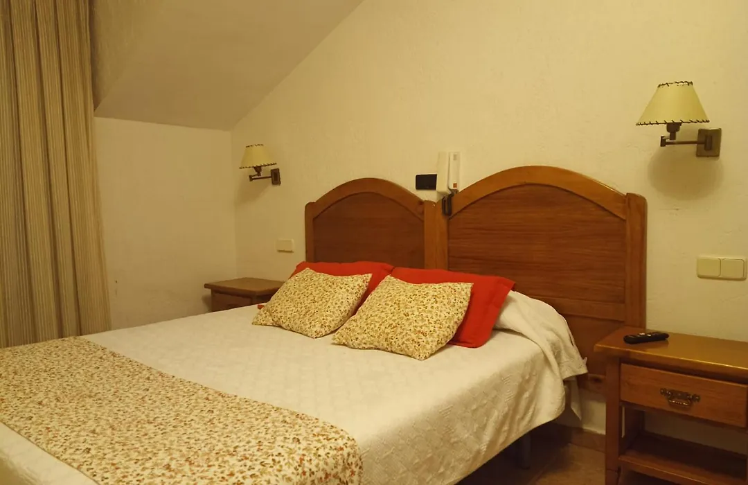 hostal Decerca Prádena-1