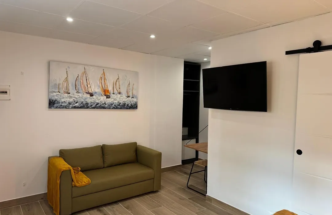 Rovior Rooms & Cafe-1