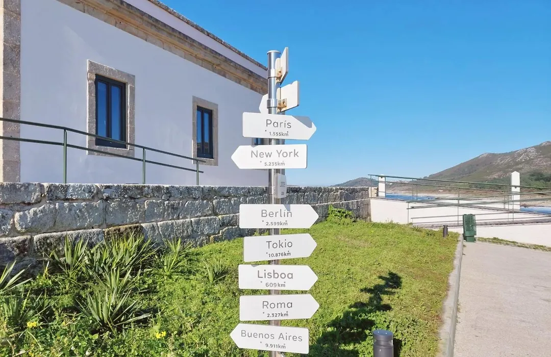 Hotel Faro Lariño-1