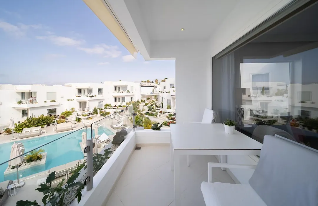 Lani'S Suites De Luxe - Adults Only-1