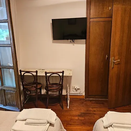 Hostal Mendaurpe-2