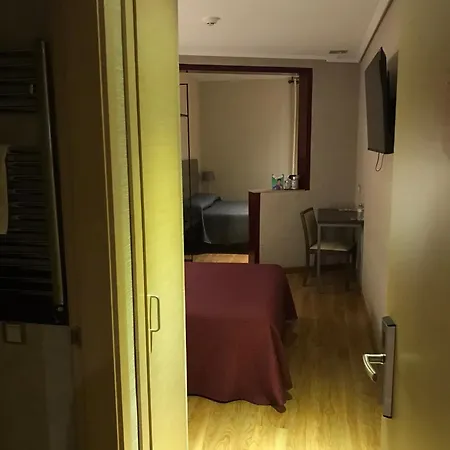 Hostal 4C Cuatro Caminos-2