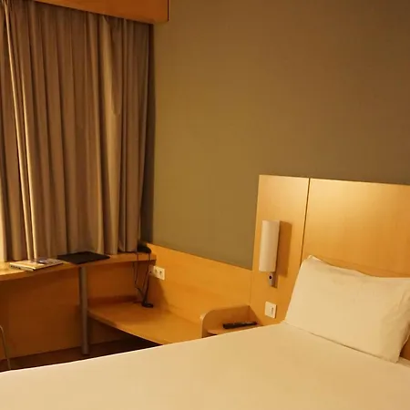 Ibis Girona-3