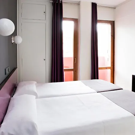 Hostal Un Punto Chic-Joaquin Costa-2