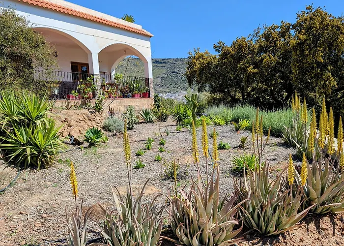 Casa rural para 4 personas, 2 dormitorios y terraza sombreada - El Cortijo Escondido, La Uva