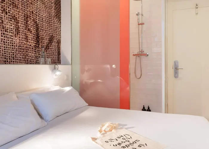 Chic & Basic Tallers Hostal